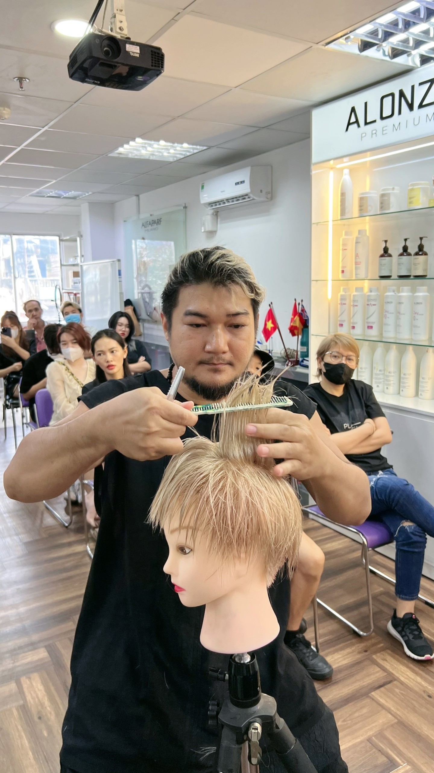 Nhà tạo mẫu tóc Vũ Hoàng - Với kỹ thuật cắt tạo kiểu Hush cut và Pixie